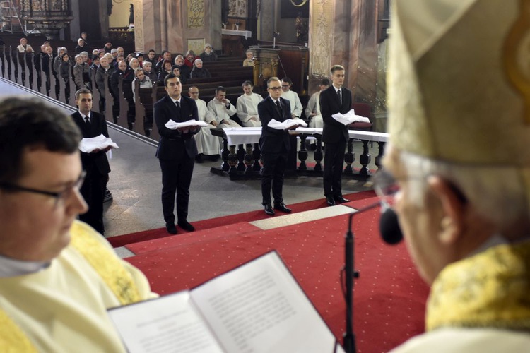 Nałożenie tunik i przyjęcie kandydatów do kapłaństwa