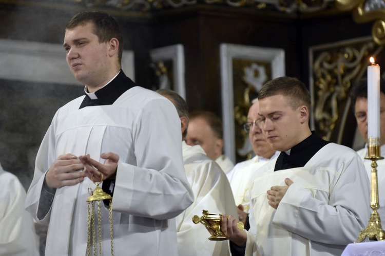 Nałożenie tunik i przyjęcie kandydatów do kapłaństwa