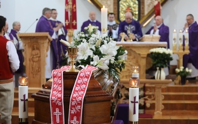 W ciągu ostatniego roku pożegnaliśmy kapłanów naszej diecezji. Na zdjęciu pogrzeb śp. ks. kan. Borysa Kroczka