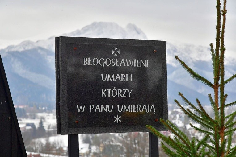 Nad mogiłami górują ośnieżone Tatry 