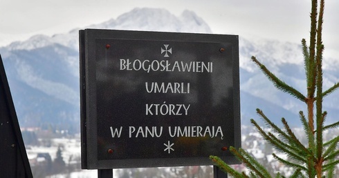 Nad mogiłami górują ośnieżone Tatry 