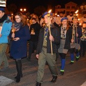 W pochodzie ze swiętymi szli również harcerze