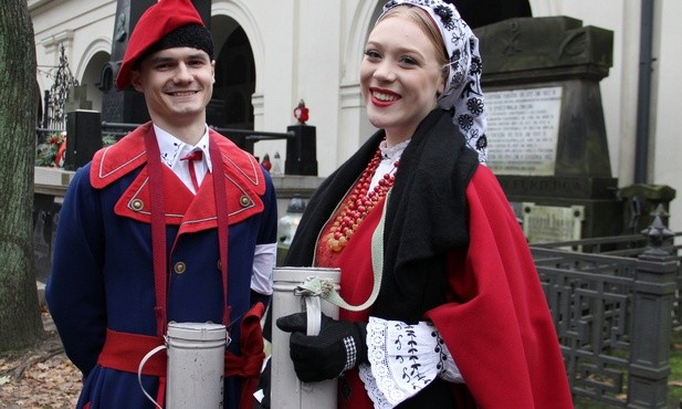 Ciężkie od datków były puszki artystów "Mazowsza"