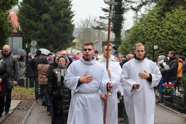 Obchody Wszystkich Świętych na cmentarzu komunalnym w Koszalinie