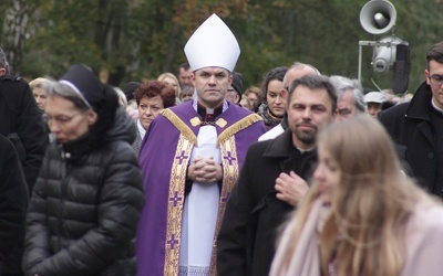 Hierarcha poprowadził modlitwę w czasie procesji żałobnej