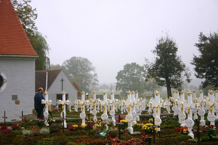 Cmentarz parafialny w łużyckiej Ralbicy