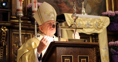 Abp Jędraszewski: Musimy otworzyć nasze serca na krzyż