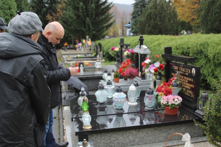 Znaki pamięci na grobach opozycjonistów