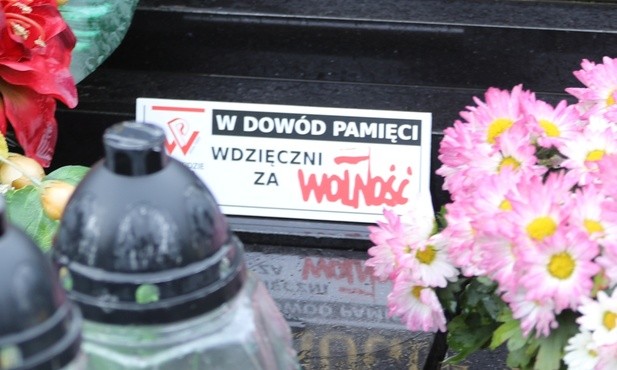 Tabliczki z napisem: Wdzięczni za wolność stały się znakiem pamięci...