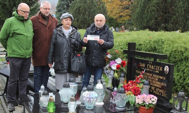 Przedstawiciele stowarzyszenia na bielskim cmentarzu komunalnym