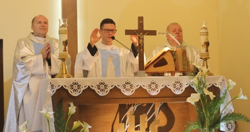 Koncelebrowanej Eucharystii poświęcenia kaplicy w Wieprzu przewodniczył ks. dr Marek Studenski, wikariusz generalny