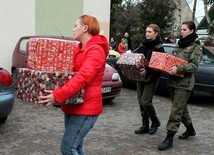 Paczki dla potrzebujących przygotowywane są w całej Polsce