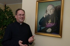 Ks. Albert Warso, wicepostulator procesu beatyfikacyjnego bp. Piotra, zachęca do modlitwy przez jego wstawiennictwo