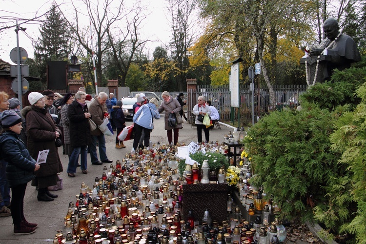 Dzień Zaduszny na cmentarzach Rakowickim i Wojskowym