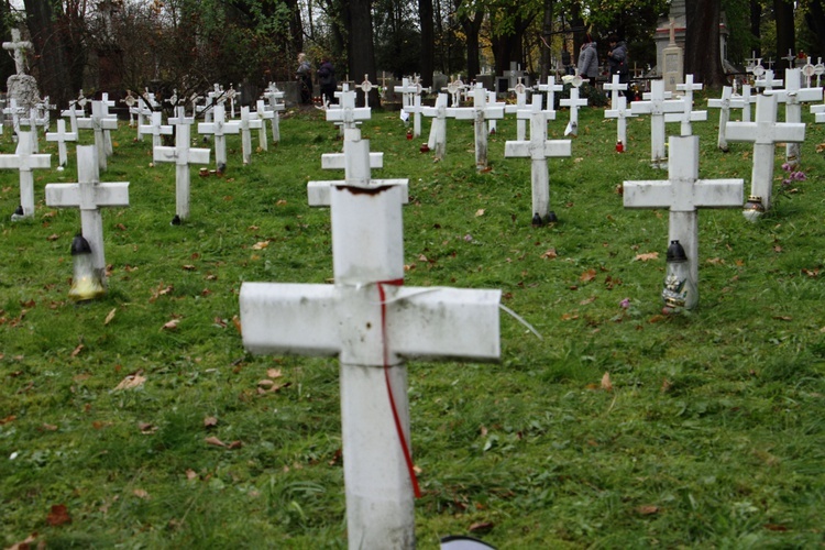 Dzień Zaduszny na cmentarzach Rakowickim i Wojskowym