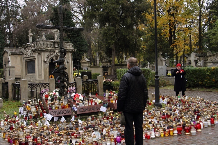 Dzień Zaduszny na cmentarzach Rakowickim i Wojskowym