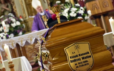 Uroczystościom pogrzebowym zmarłych kapłanów przewodniczą biskupi. 