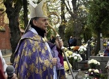 Biskup Adam Bałabuch przewodniczył liturgii na cmentarzu parafialnym katedry.