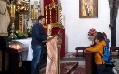 ks. Kamil Raczycki poprowadził modlitwę w miejscu pochówku świętej.