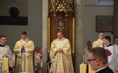 Na progu Eucharystii odbył się ingres abp. Grzegorza Rysia. 