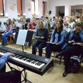 Mozolnie budowane dźwięki w poszczególnych głosach na koniec składają się w doskonałą harmonię kolejnej piosenki, która zabrzmi podczas wieczoru uwielbienia