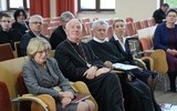 Biskup Ignacy słucha prelegentów w czasie sympozjum