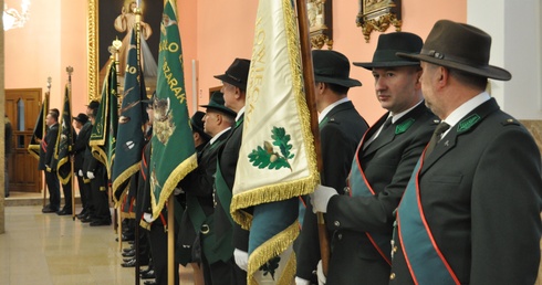 Charakterystyczne zielone poczty sztandarowe uświetniły liturgię i płockie obchody Hubertusa