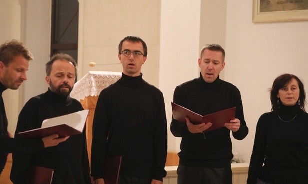 W czasie liturgii w kościele św. Brata Alberta zaśpiewał zespół  Bi-Bi Singers