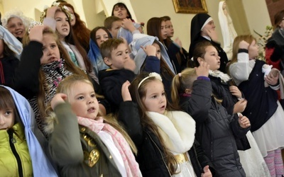 Ustawieni w rzędach święci zaśpiewali piosenkę o tym, że każdy może dołączyć do ich grona