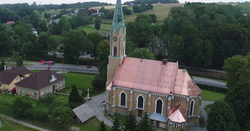 Kościół w Mazańcowicach z lotu ptaka...