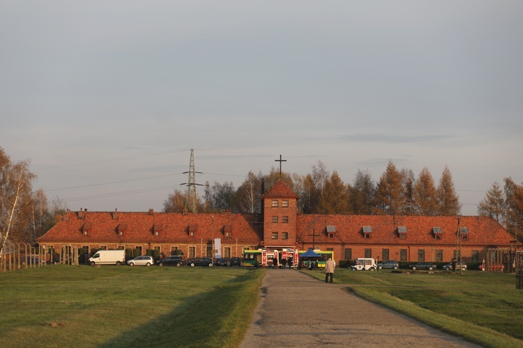 32. Droga Krzyżowa za zmarłych - w byłym KL Auschwitz-Birkenau - 2017