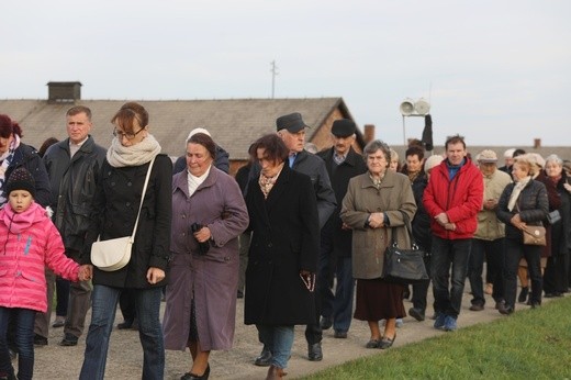 32. Droga Krzyżowa za zmarłych - w byłym KL Auschwitz-Birkenau - 2017