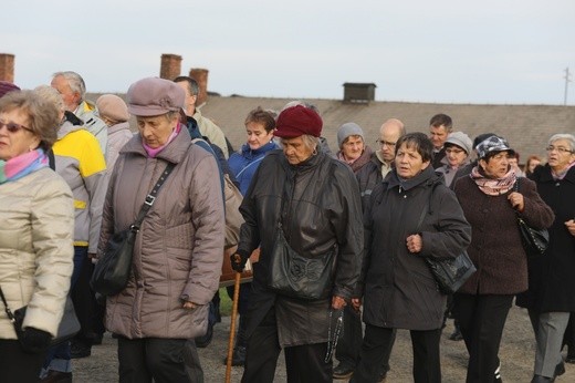 32. Droga Krzyżowa za zmarłych - w byłym KL Auschwitz-Birkenau - 2017