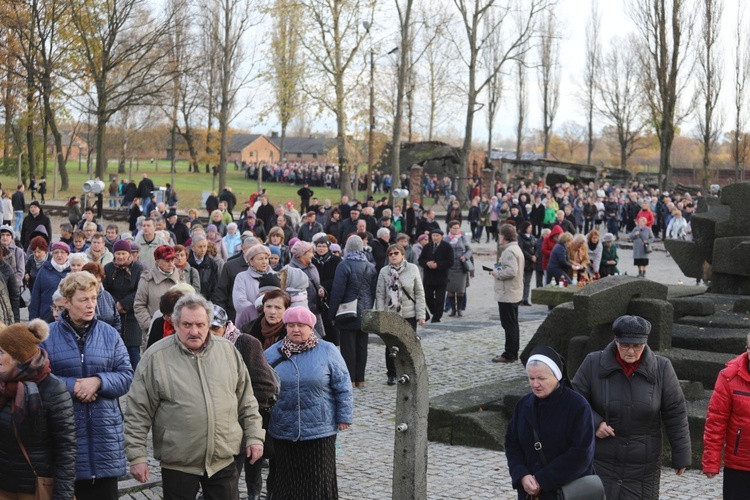 32. Droga Krzyżowa za zmarłych - w byłym KL Auschwitz-Birkenau - 2017