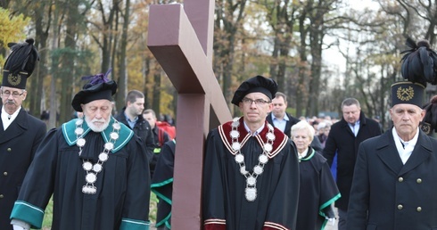 Krzyż nieśli na zmianę przedstawiciele wspólnot i śrosowisk: członkowie Akcji Katolickiej, wykładowcy, górnicy, strażacy, 