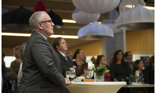 Timmermans po raz kolejny ostrzega Polskę