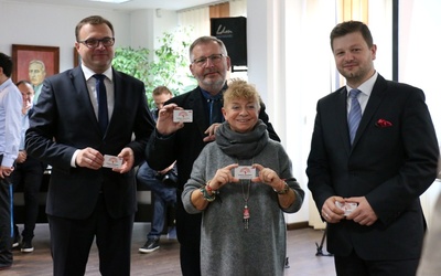 Pierwsze karty wręczali prezydent Radosław Witkowski i wiceprezydent Jerzy Zawodnik