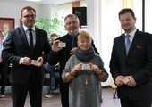 Pierwsze karty wręczali prezydent Radosław Witkowski i wiceprezydent Jerzy Zawodnik