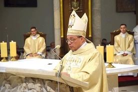 – Jesteśmy tu i teraz na uczcie weselnej Chrystusa i Kościoła. To Ich dwoje chcemy uczcić,  z racji Nich tu jesteśmy. Chcemy potwierdzić Ich pierwszeństwo w naszym życiu – mówił arcybiskup.