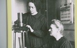 Maria z córką Ireną w laboratorium