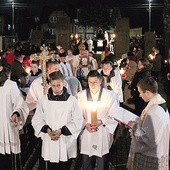 W Latowiczu obraz witano białymi różami przy dźwiękach strażackiej orkiestry dętej.