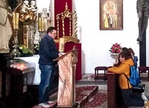 Ksiądz Kamil poprowadził modlitwę w kościele.