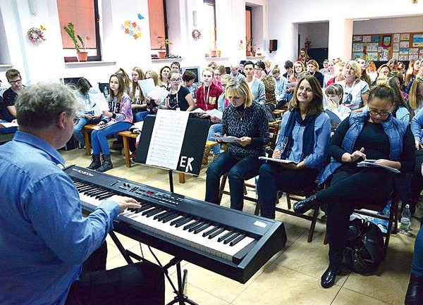 ▲	Mozolnie budowane dźwięki na koniec składają się w doskonałą harmonię kolejnej piosenki, która zabrzmi podczas wieczoru uwielbienia.