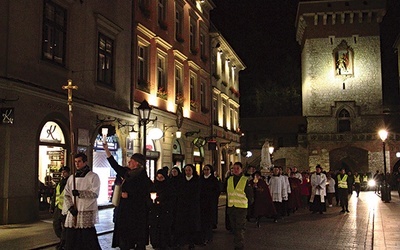 ▲	Procesja „Wigilia Świętych”, idąca z parafii Świętego Krzyża, niosła relikwie 13 świętych oraz figurę Matki Bożej Fatimskiej.