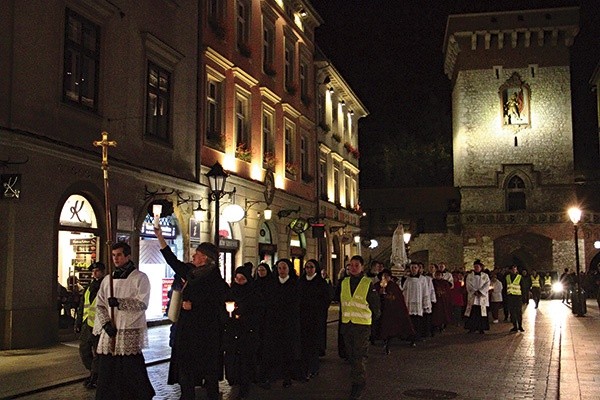 ▲	Procesja „Wigilia Świętych”, idąca z parafii Świętego Krzyża, niosła relikwie 13 świętych oraz figurę Matki Bożej Fatimskiej.