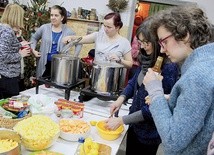 ▲	Ochotnicy co tydzień spotykają się w „Żywej Pracowni” i gotują.