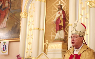 Bp Piotr Libera przypominał o poszanowaniu niedzieli  w najstarszym mławskim kościele.