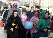 Pierwszy Marsz Wszystkich Świętych w Sierpcu przeszedł z kościoła farnego  do kościoła szkolnego.