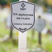 ▲	Grób osoby bezdomnej  na cmentarzu  przy ul. Murckowskiej w Katowicach.