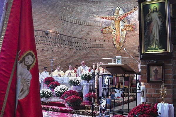▲	Pamiątką obchodów jest relikwiarz z relikwiami św. s. Faustyny Kowalskiej.